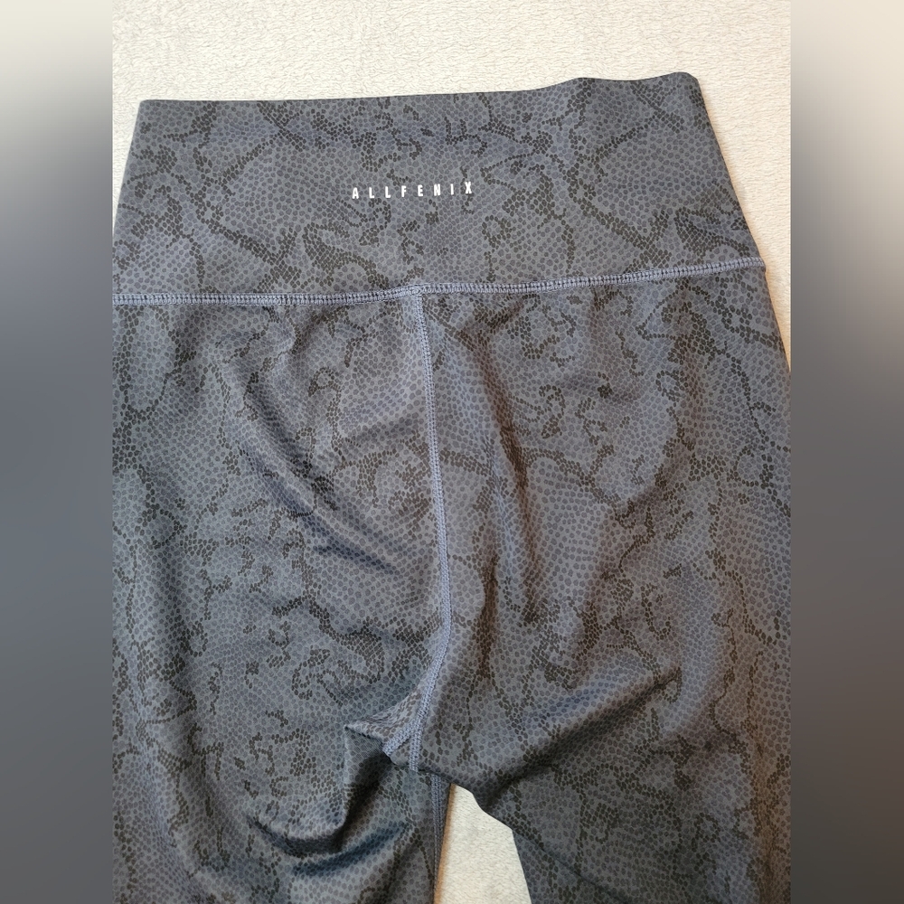 All Fenix Python Charcoal Snake Print Leggings - Size M - Picture 7 of 11